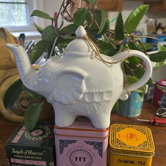 White elephant tea pot 🫖 🐘 - Picture 1 of 6